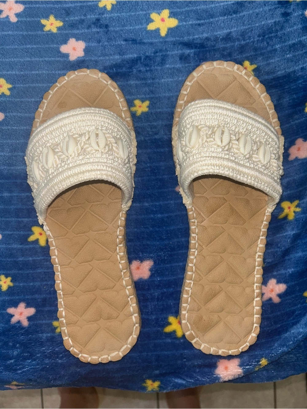 Roxy Women’s Neutral Crochet Slide Sandals with Shell Detail. Size 9.